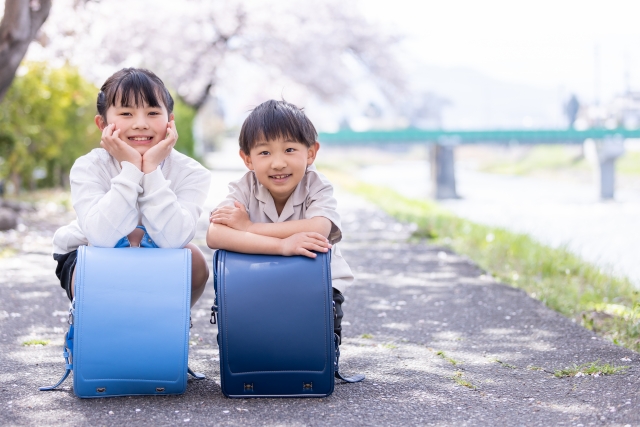 alt="学童に行きたくない問題が解決して笑顔で元気に笑う小学1年生と2年生の子ども二人"
